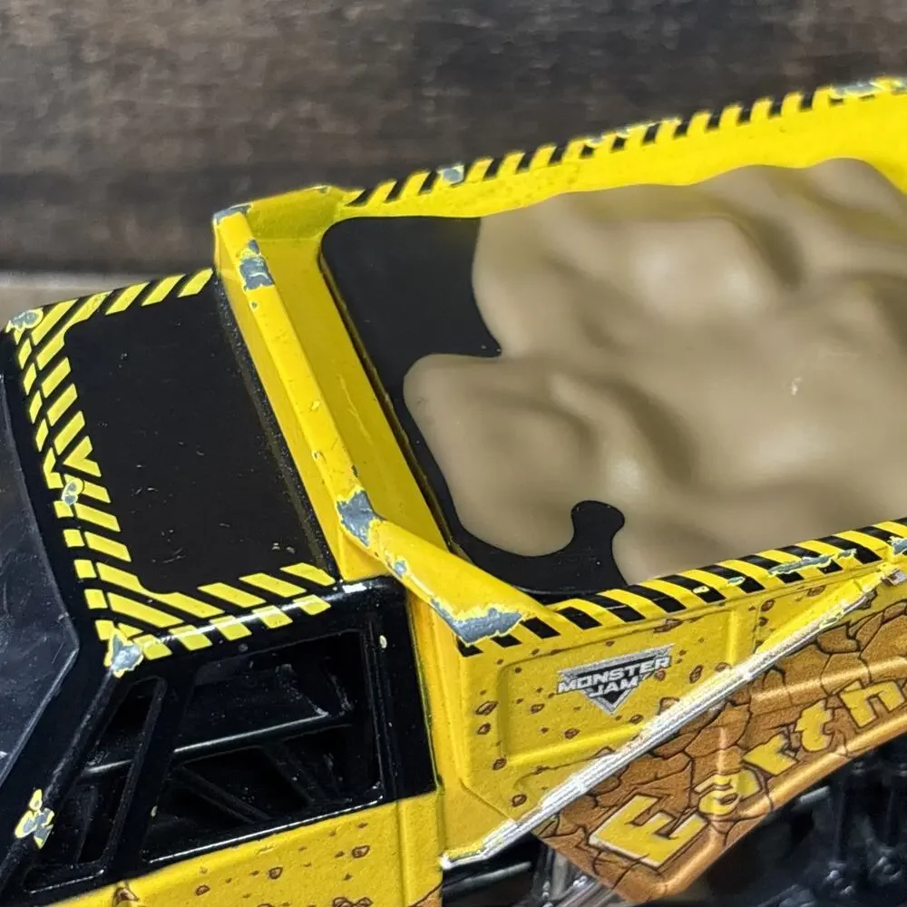 Monster Jam Earth Shaker Diecast Monster Truck Toy 1:24 Yellow Black Collectible